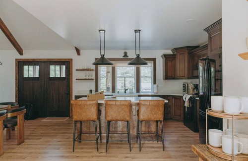 Kunkletown Cabina | 2 Miles from Blue Mountain Ski Resort & 2 Hours from New York City, Philadelphia & Lancaster with luxurious beds, pickleball, hot tub, fireplace, pool table & more