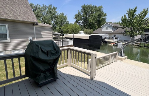 St. Marys Chalet De Esquí | 2 minute boat ride to the main lake! Newly remodeled waterfront lake house!