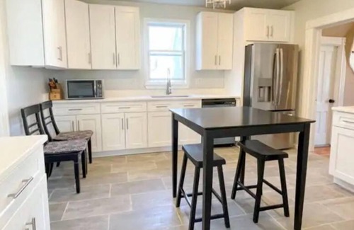 Rowayton Casa | 2-minute drive to beach, renovated antique in Rowayton walk to shops restaurants