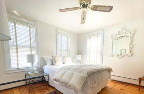 Rowayton Casa | 2-minute drive to beach, renovated antique in Rowayton walk to shops restaurants