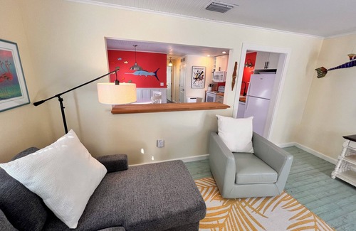 Bradenton Beach Cabaña | 2-Unit Beach to Bay Cottage .. No es el lugar de la abuela! 100 pies a la playa ..