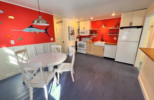 Bradenton Beach Cabaña | 2-Unit Beach to Bay Cottage .. No es el lugar de la abuela! 100 pies a la playa ..