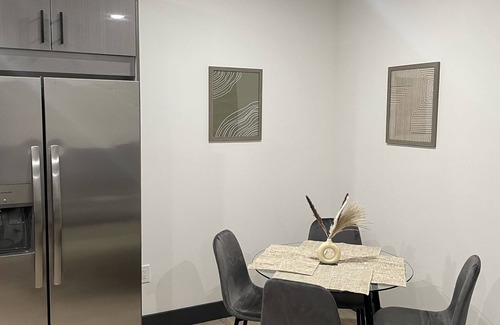 West New York Apartamento | 20 Min to NYC-Beautiful and Spacious Apartment w/ King Bed and Private Parking