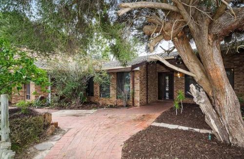 Booragoon Casa | 20 OFF Affortable Long Stay 4 Queen Bed House Near Uni City Swan River