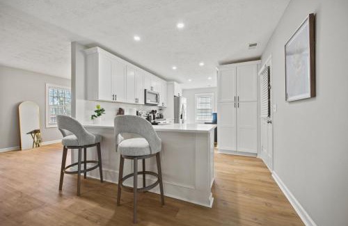 Lawrenceville Apartamento | 20 Percent off House with Patio Glassroom & Grill