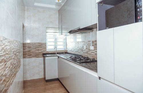 Benin City Apartamento | 2025-Built Lavish 3BR Gated Suite #2 in GRA Benin City—24/7 Power & Security!