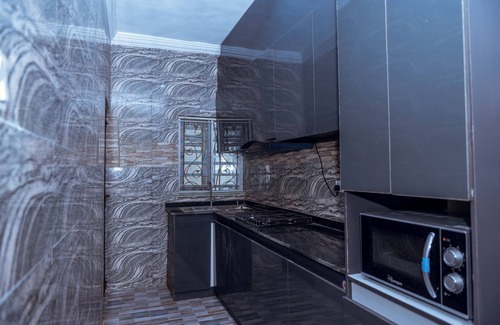 Benin City Apartamento | 2025-Built Lavish 3BR Gated Suite #2 in GRA Benin City—24/7 Power & Security!