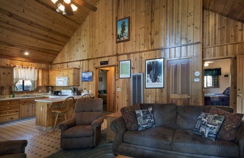 North Wawona Cabina | 24 Cabaña Wawona dentro del Parque Nacional Yosemite