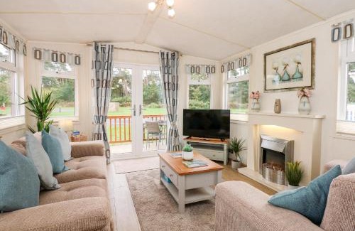 Hopton Casa | 25 Foxburrow Hang