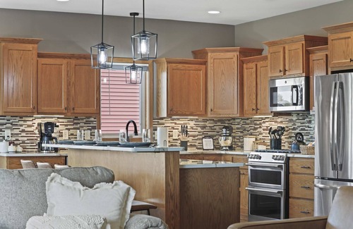 Stoughton Casa | 25min to Capitol - Groups - KING Suite - Game Room