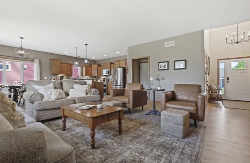 Stoughton Casa | 25min to Capitol - Groups - KING Suite - Game Room
