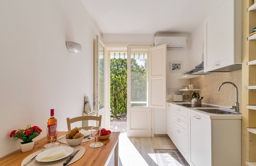 Giorgilorio Cama Y Desayuno | 2865 Garden View Near the sea by Barbarhouse