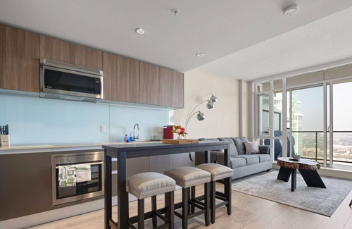 Victoria Park Condominio | 28th Floor Guardian | City Views + Balcony