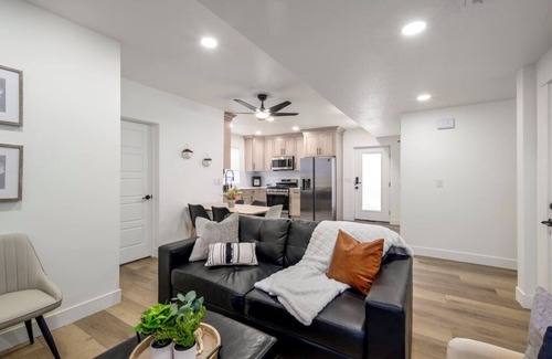 Herriman Apartamento | 2BR, 1BA, Furnished, Smart Apt, 6 Mo Stay, Dog-Fr