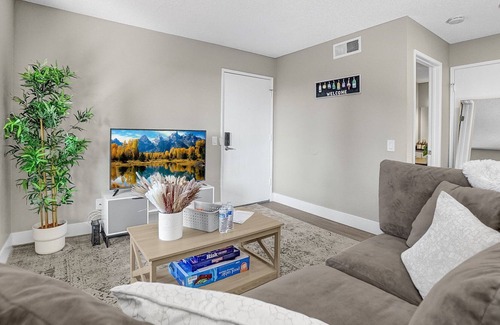 Colton Apartamento | 2BR/2BA Cozy Queen Apartment with Balcony