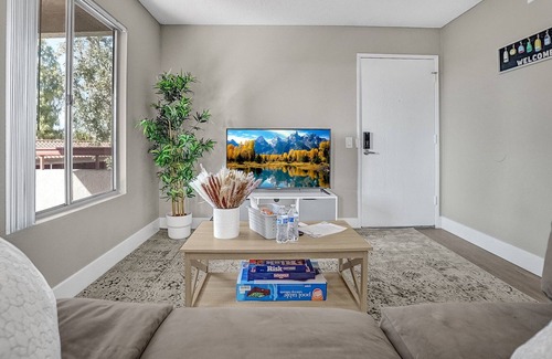 Colton Apartamento | 2BR/2BA Cozy Queen Apartment with Balcony