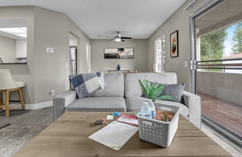 Colton Apartamento | 2BR/2BA Relaxing Queen Suite Apartment