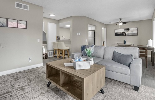 Colton Apartamento | 2BR/2BA Relaxing Queen Suite Apartment