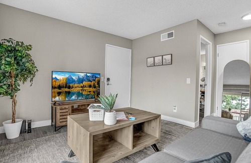 Colton Apartamento | 2BR/2BA Relaxing Queen Suite Apartment