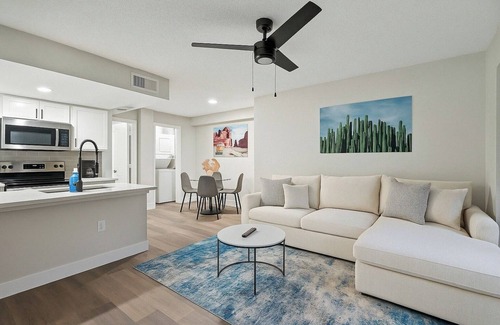 Village Grove Apartamento | 2BR Gem+2Bd+70"SmartTV+FreeParking