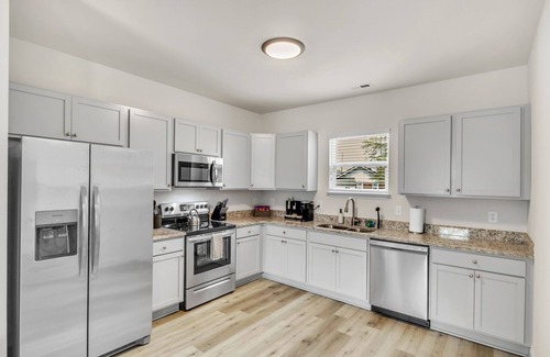 Greer Casa | 2BR Greer Condo: Pet-Friendly, King Beds, Fire Pit