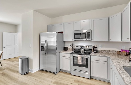 Greer Casa | 2BR Greer Condo: Pet-Friendly, King Beds, Fire Pit