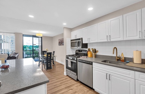 Crystal City Apartamento | 2BR Modern Apt with Easy Access to City