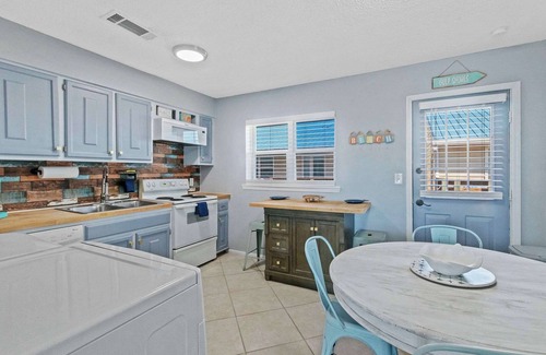 Gulf Shores Apartamento | 2BR Retreat with Pool, Near Beach and The Hangout