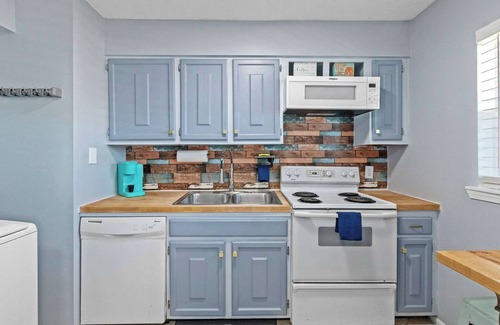 Gulf Shores Apartamento | 2BR Retreat with Pool, Near Beach and The Hangout