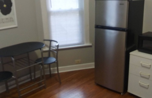 Oak Park Casa | 2nd floor unit w/ 2 bedrooms/ 1 bath/ kitchen a gym and a deck