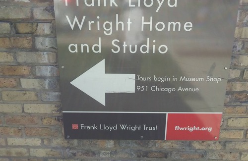 Oak Park Casa | 2nd floor unit w/ 2 bedrooms/ 1 bath/ kitchen a gym and a deck