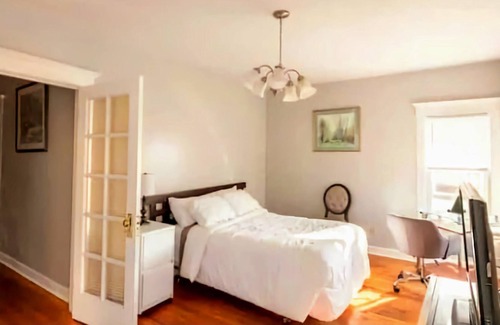 Oak Park Casa | 2nd floor unit w/ 2 bedrooms/ 1 bath/ kitchen a gym and a deck