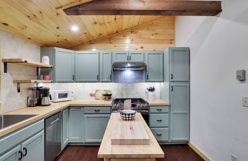 Pocono Lake Cabina | 2PM Sunday Checkout · Golf Cart · Dog-Friendly · Fireplace · Kayaks · Game Room