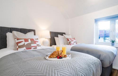 Norbiton Casa | 3 BDR House in Kingston upon Thames, London Waterloo in 30 mins