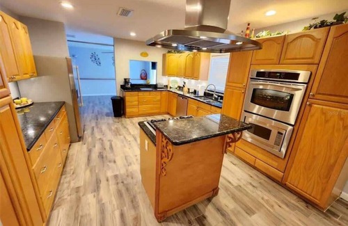 Lutz Casa | 🏡 3 Bed, 2.5 Bath | Heated Pool, Jacuzzi & Sauna! Tampa, FL