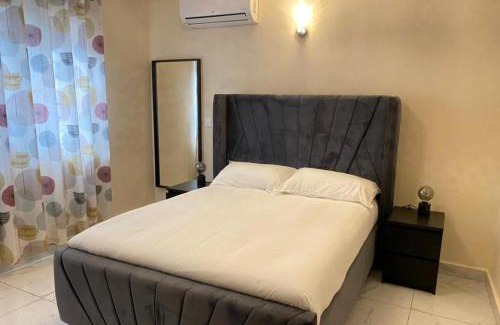 Freetown Casa | 3 Bed Apartment Sleeps 6 - Parking Patio Wifi