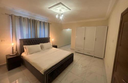 Freetown Casa | 3 Bed Apartment Sleeps 6 - Parking Patio Wifi