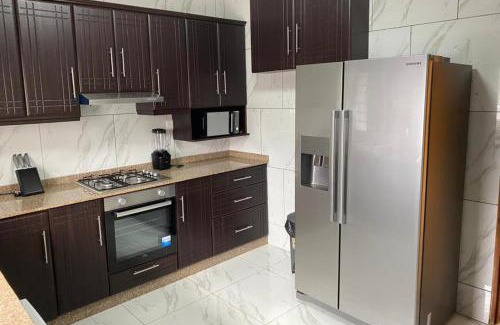 Freetown Casa | 3 Bed Apartment Sleeps 6 - Parking Patio Wifi