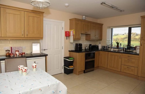 Strabane Casa | 3 Bed Farmhouse - Sleeps 6 - Wifi - Parking