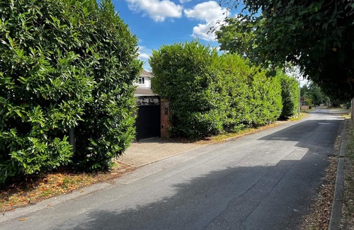 Tilehurst Casa | 3 Bed Spacious Home with Heated Pool