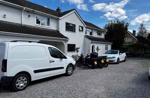 Tilehurst Casa | 3 Bed Spacious Home with Heated Pool