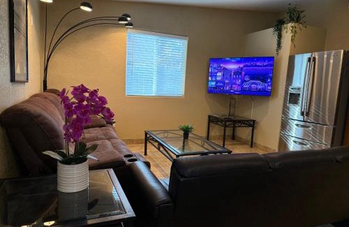 Mesa Casa | 3 Bedroom, 2 Bath Whole House, ASU, Tempe, Scottsdale on Light Rail