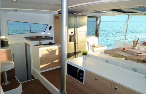 St. Thomas Alquiler De Eote | Two bedroom luxury yacht right off the beach w/ free continental breakfast.