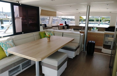 St. Thomas Alquiler De Eote | Two bedroom luxury yacht right off the beach w/ free continental breakfast.