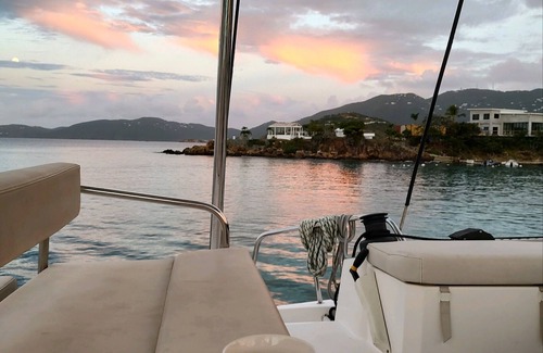 St. Thomas Alquiler De Eote | Two bedroom luxury yacht right off the beach w/ free continental breakfast.