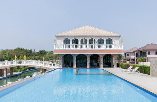 Watthana Nakhon Apartamento | 3-bedroom, 3-bathroom townhouse, community with swimming pool, gym, walking street for 20 minutes by car