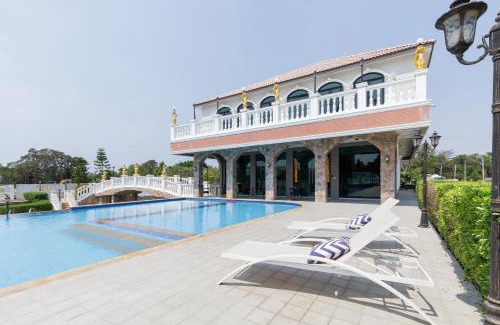 Watthana Nakhon Apartamento | 3-bedroom, 3-bathroom townhouse, community with swimming pool, gym, walking street for 20 minutes by car