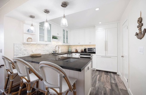 La Playa Apartamento | 3 Bedroom Condo, Bay Views & Sailboats