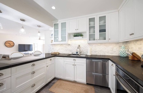 La Playa Apartamento | 3 Bedroom Condo, Bay Views & Sailboats