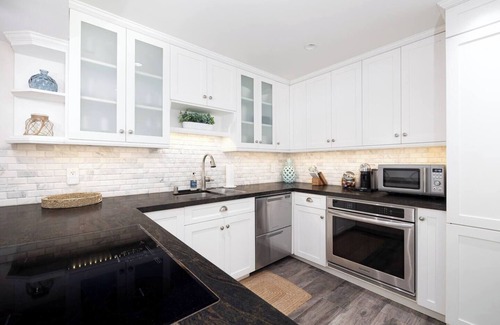 La Playa Apartamento | 3 Bedroom Condo, Bay Views & Sailboats